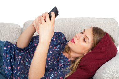 Görüntülü sohbet sahip kadın kanepede yalan