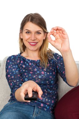 İyi bir tv programı izlerken güzel kadın