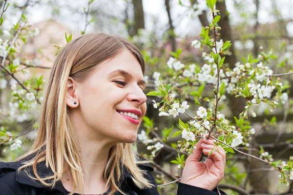 Mulher bonita no jardim florescente — Fotografia de Stock