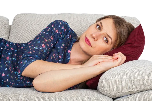 Schöne Frau auf der Couch liegend — Stockfoto