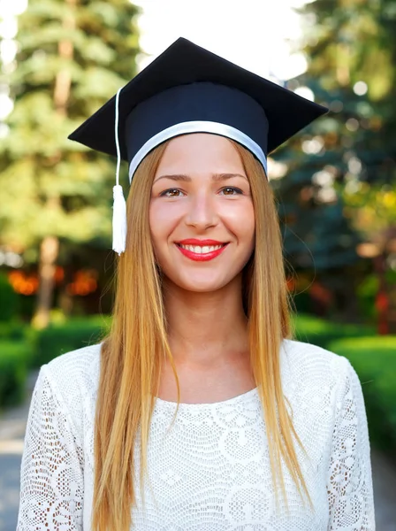 Gelukkig afstuderen student — Stockfoto