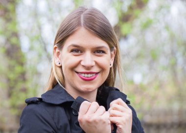 Çekici genç kadın açık, Bahar