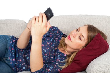 Görüntülü sohbet sahip kadın kanepede yalan