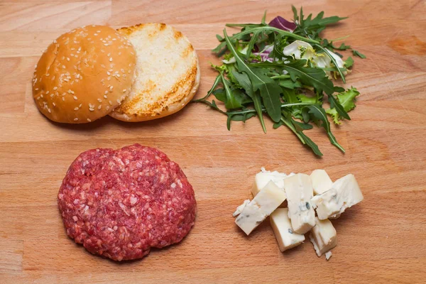 Cheeseburger di gorgonzola prima di friggere — Foto Stock