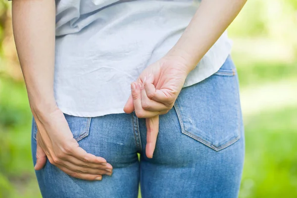 Mujer posterior al aire libre — Foto de Stock