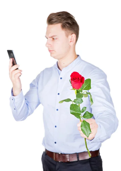 Pohledný chlap drží červená růže — Stock fotografie