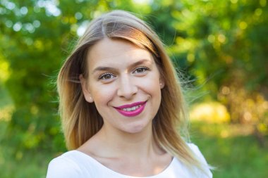 Baştan çıkarıcı genç kadın portre