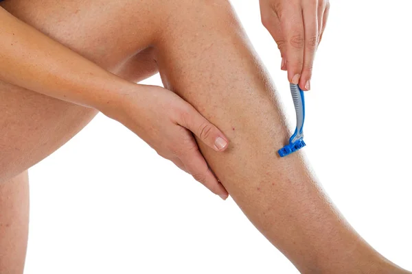 Woman shaving her legs with razor — Stock Photo, Image