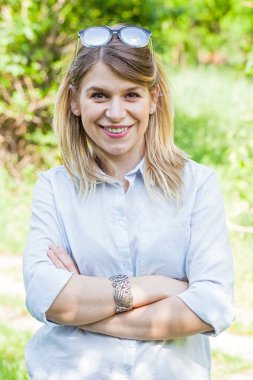 Bir yaz gününde güzel gülümseyen kız