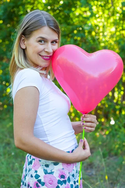 Piękna kobieta z balonem w kształcie serca — Zdjęcie stockowe