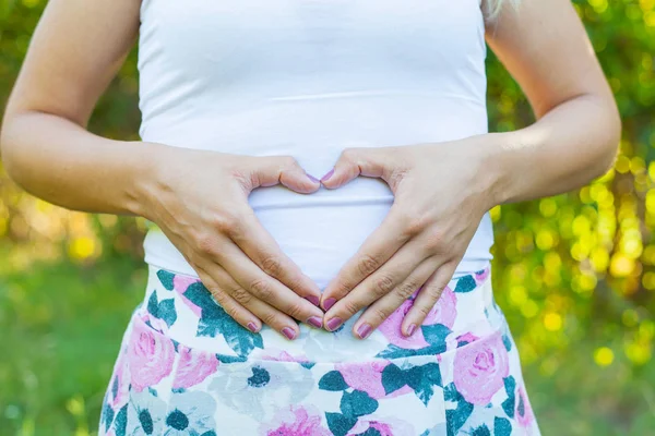 Barriga grávida ao ar livre — Fotografia de Stock