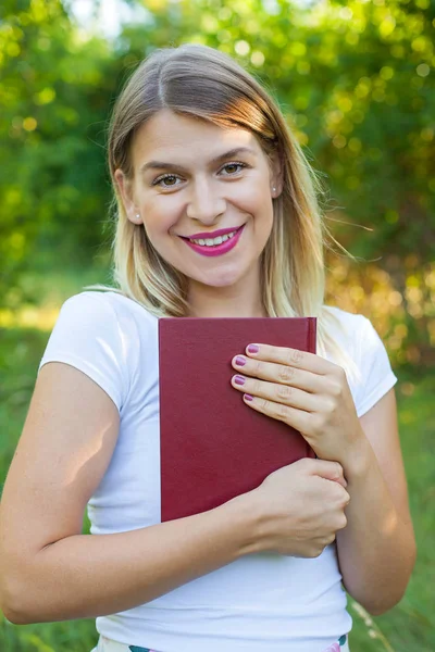 美丽的女学生，拿着一本书 — 图库照片