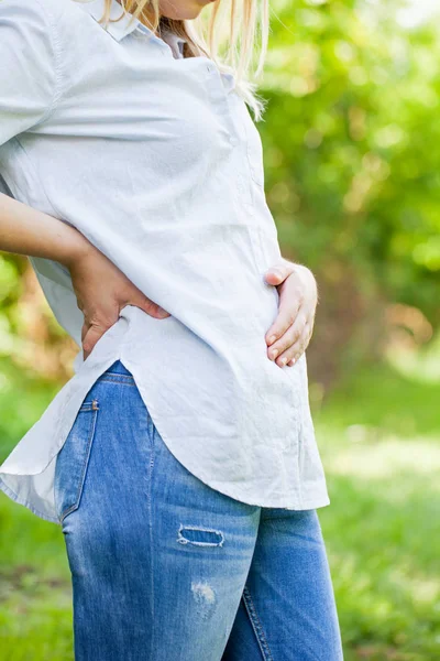 Primer trimestre de embarazo, al aire libre — Foto de Stock