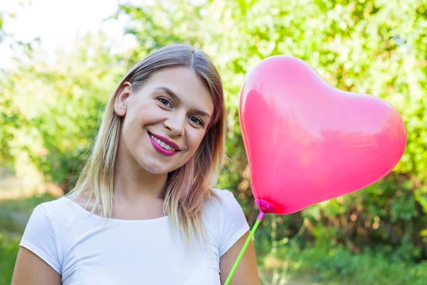 Seksowna młoda kobieta z balonem w kształcie serca — Zdjęcie stockowe