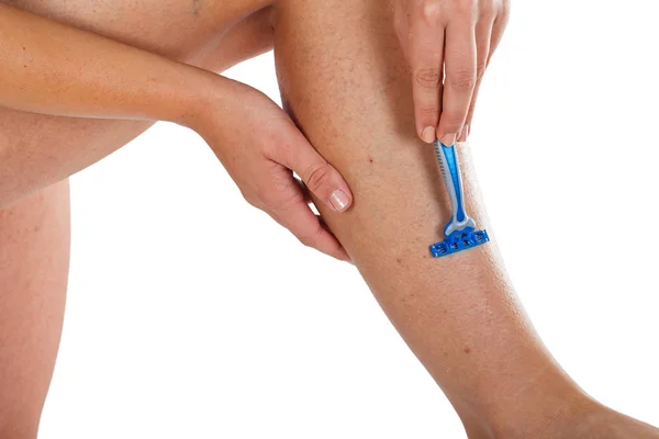 Žena holení nohy s břitvou — Stock fotografie