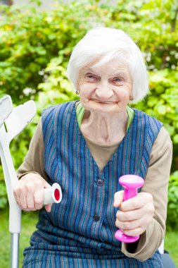 Enerjik yaşlı kadın dumbbells ile yapıyor