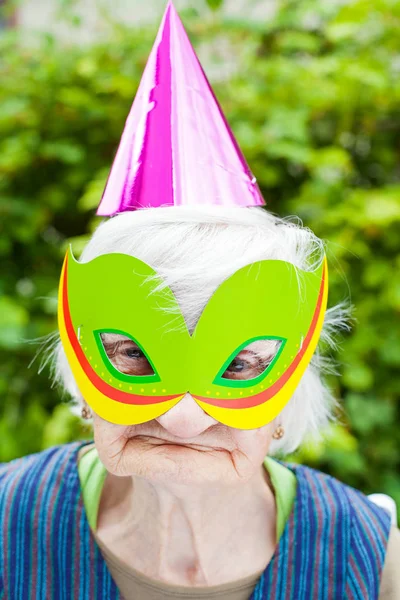 Zamaskowany starszą kobietę obchodzi urodziny — Zdjęcie stockowe