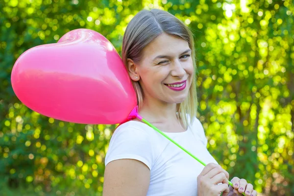 Sexy kaukaski kobieta stwarzających z zewnątrz balon — Zdjęcie stockowe