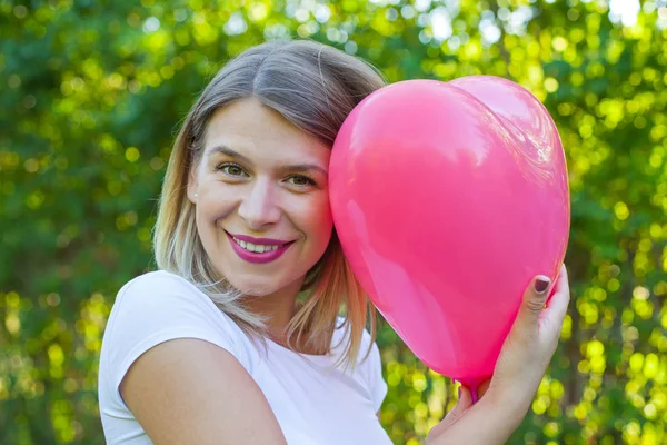 Sexy kaukaski kobieta stwarzających z zewnątrz balon — Zdjęcie stockowe