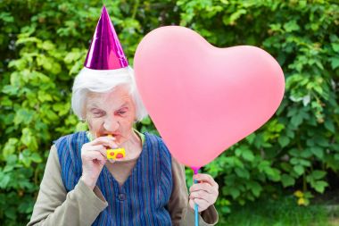 yaşlı kadın kutluyor doğum günü