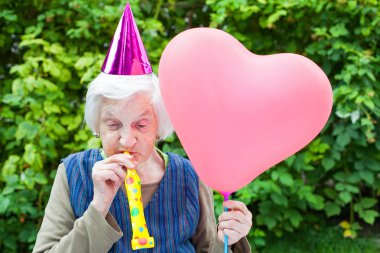 yaşlı kadın kutluyor doğum günü