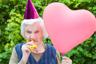 yaşlı kadın kutluyor doğum günü