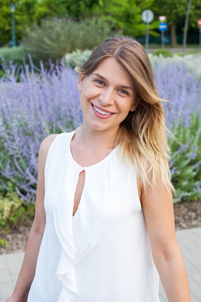 Gülümseyen kadın çiçek açan lavanta önünde