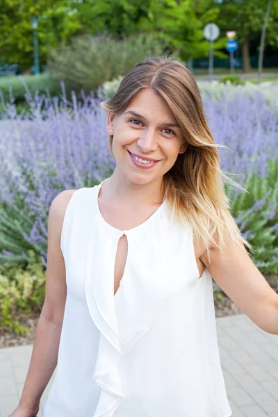 Gülümseyen kadın çiçek açan lavanta önünde