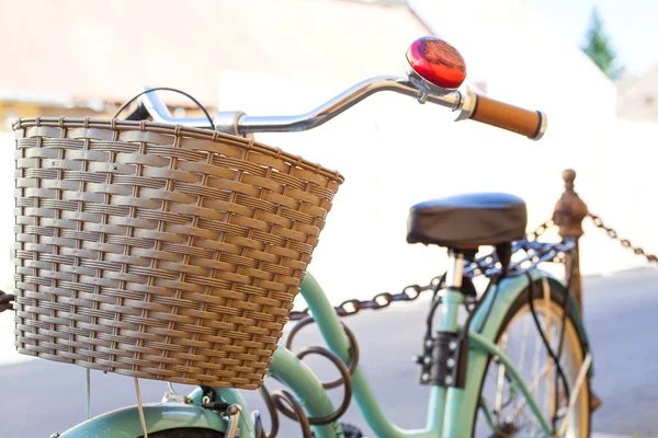 Vintage vélo sur le trottoir en Hongrie — Photo