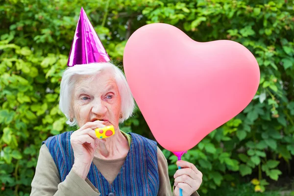 Oudere vrouw vieren verjaardag — Stockfoto