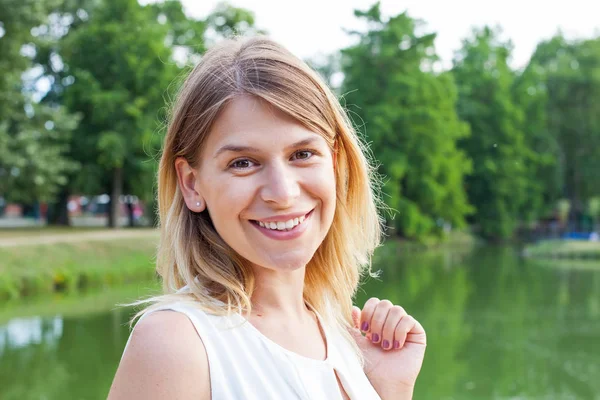 Mutlu kadın göl Gyula, Macaristan için poz