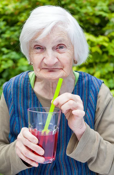 Ahududu suyu içme alzheimer hastalığı olan yaşlı kadın — Stok fotoğraf