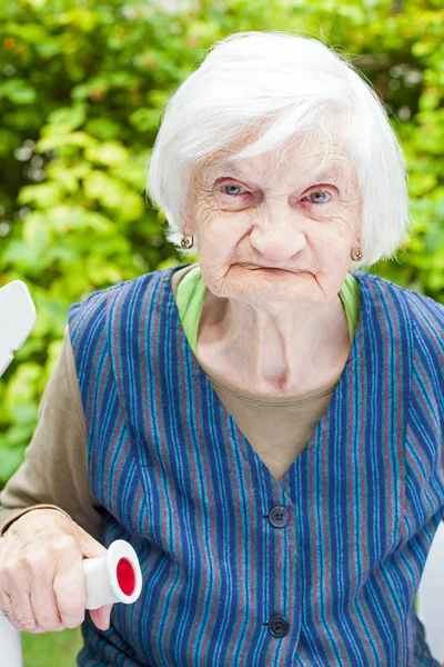 Alte Frau im Garten — Stockfoto