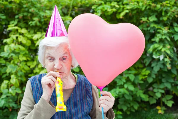 Oudere vrouw vieren verjaardag — Stockfoto