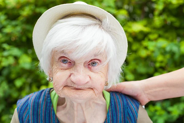 Alte Frau im Garten — Stockfoto