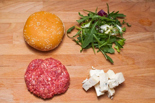 Cheeseburger di gorgonzola prima di friggere — Foto Stock
