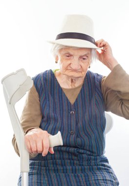 Kapalı koltuk değneği ile Engelli kadın kıdemli