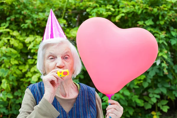 yaşlı kadın kutluyor doğum günü