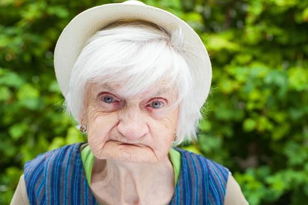 Mulher envelhecida no jardim — Fotografia de Stock