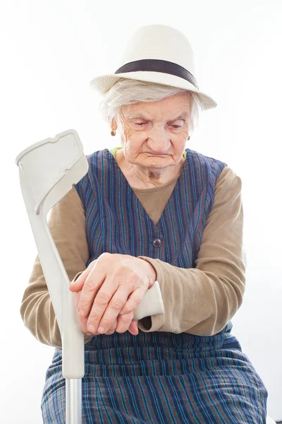 Mulher idosa com deficiência com muleta dentro de casa — Fotografia de Stock