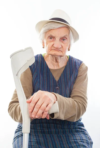 Zakázán starší žena s berlou uvnitř — Stock fotografie