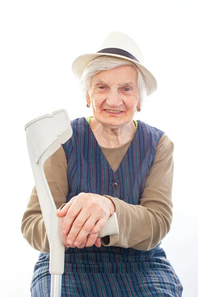 Femme âgée handicapée avec béquille à l'intérieur — Photo