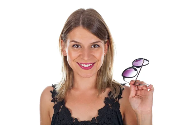 Mujer atractiva sosteniendo sus gafas de sol - aislado — Foto de Stock