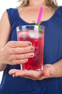 Ahududu içki resmi oluşturan kapatın