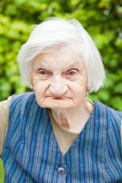 Alte Frau im Garten — Stockfoto