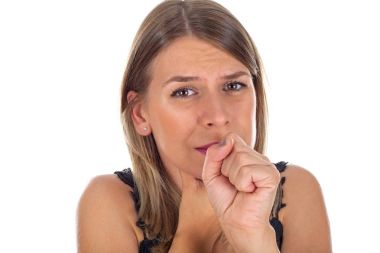 Genç boğaz ağrısı olan kadın