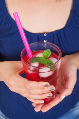 Ahududu içki resmi oluşturan kapatın