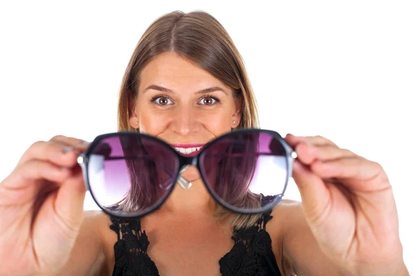 Onun güneş gözlüğü izole - tutan çekici kadın — Stok fotoğraf