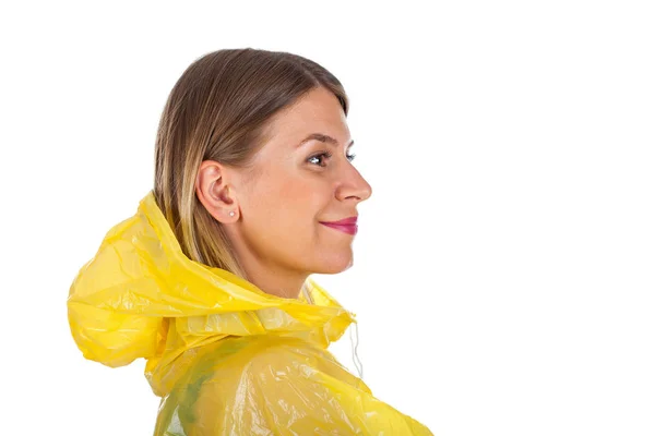 Mulher atraente usando capa de chuva amarela isolada — Fotografia de Stock