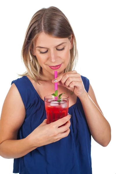 Mujer sosteniendo un jugo de frambuesa - aislado — Foto de Stock